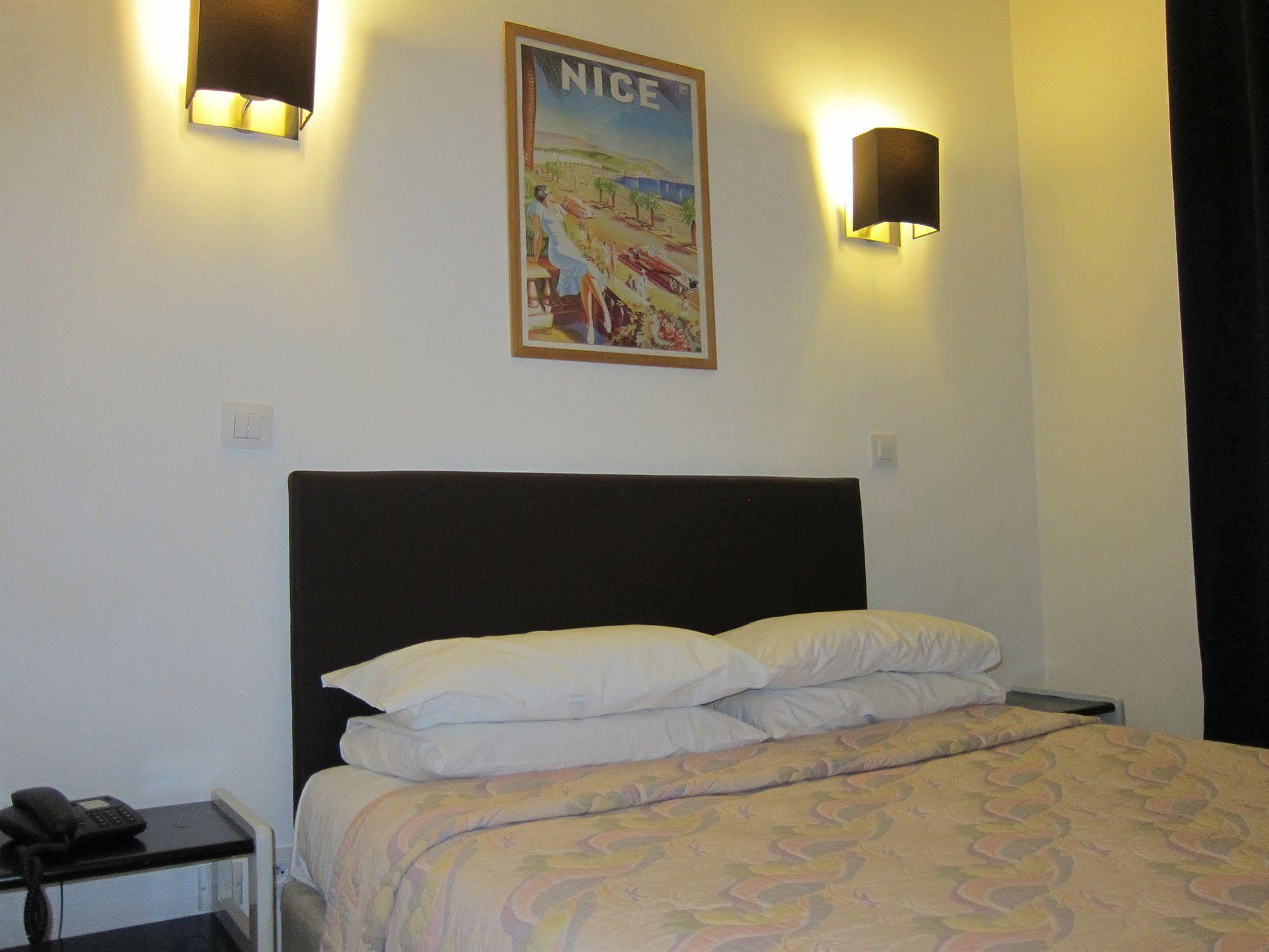 Brit Hotel Colbert Juan-les-Pins Exterior foto