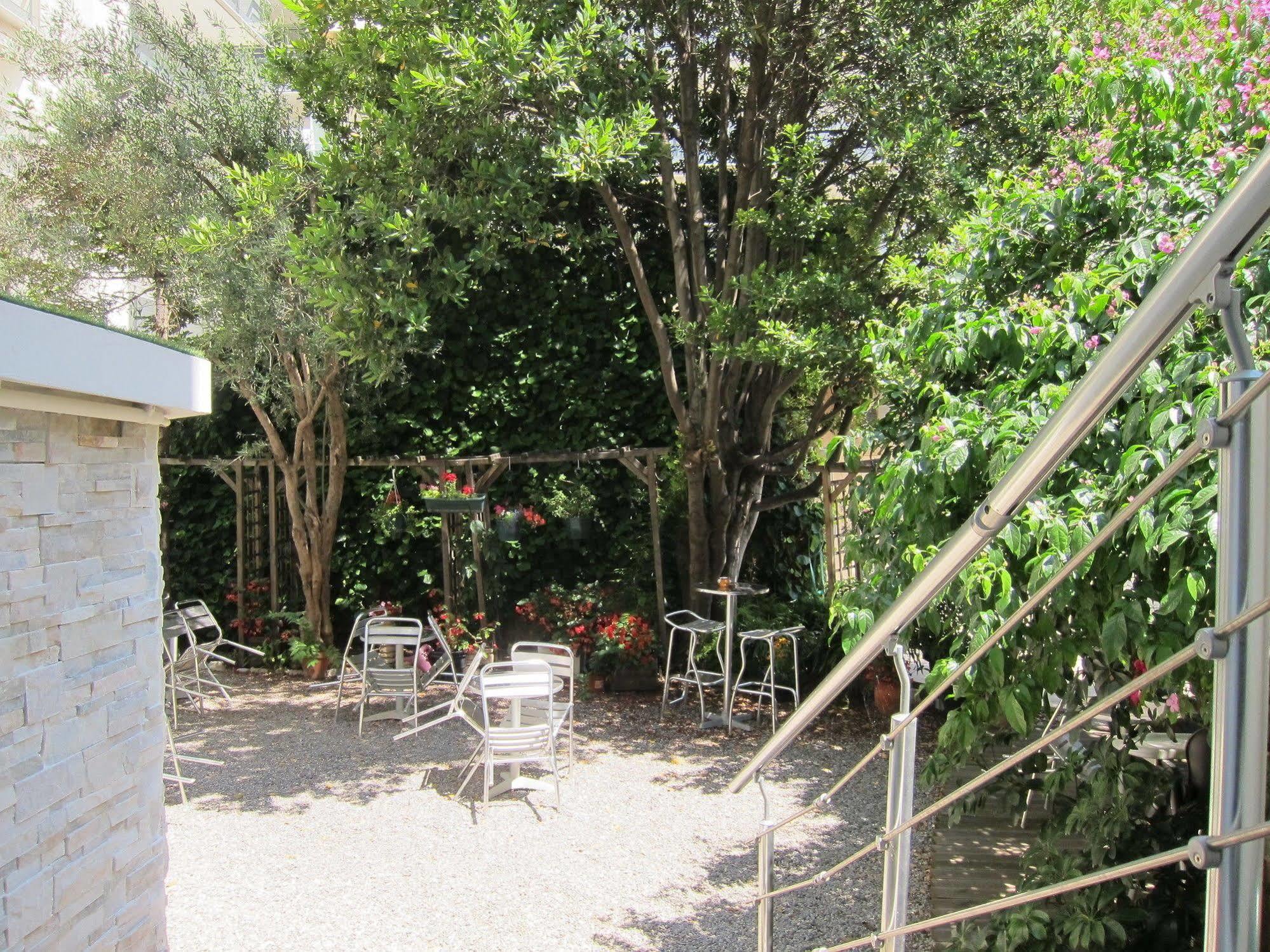 Brit Hotel Colbert Juan-les-Pins Exterior foto